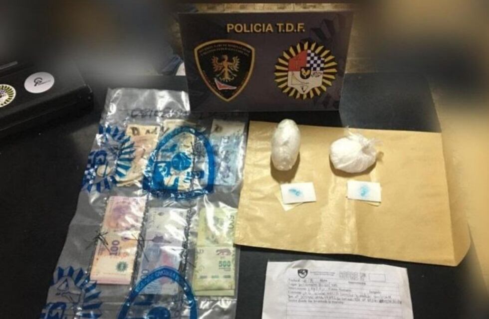 Detienen a dos personas por tenencia de droga y uso de armas de fuego