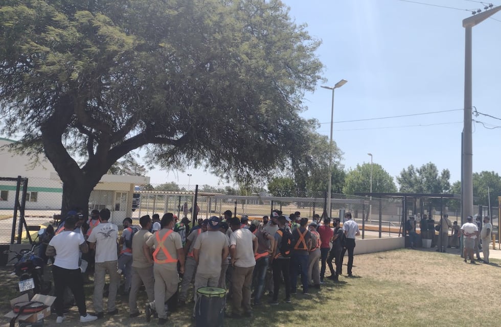 STIA Arroyito le reclama un bono navideño a la Empresa Dulcor con corte de portería