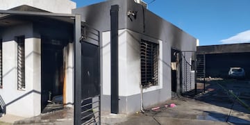 Un empresario prendió fuego su casa, el quincho y dos vehículos en el Barrio Güemes, en Tunuyán.