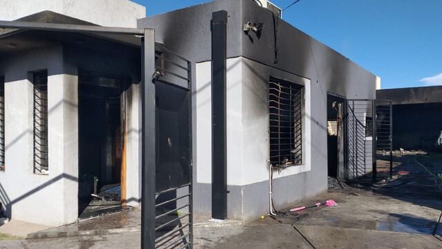 Un empresario prendió fuego su casa, el quincho y dos vehículos en el Barrio Güemes, en Tunuyán.