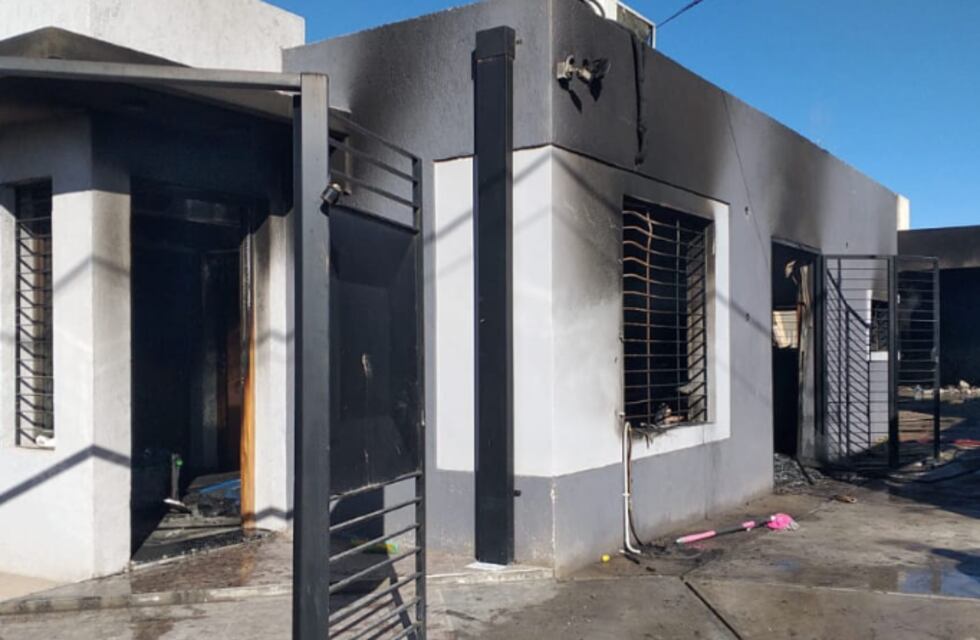 Furia total: roció con combustible, incendió su casa y los autos que estaban estacionados