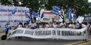 Protesta de trabajadores de Latam durante la reapertura del Aeroparque Jorge Newbery. (Clarín)