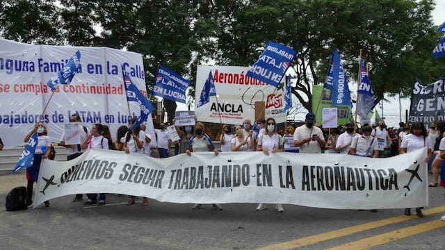 Protesta de trabajadores de Latam durante la reapertura del Aeroparque Jorge Newbery. (Clarín)