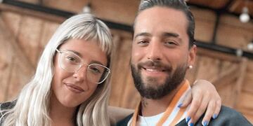 Desde Medellín, Nati Jota posó con un blazer negro escotado y sin mangas junto a Maluma.