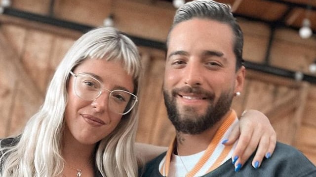 Desde Medellín, Nati Jota posó con un blazer negro escotado y sin mangas junto a Maluma.