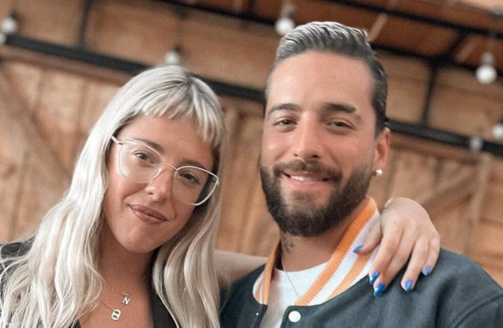 Desde Medellín, Nati Jota posó con un blazer negro escotado y sin mangas junto a Maluma