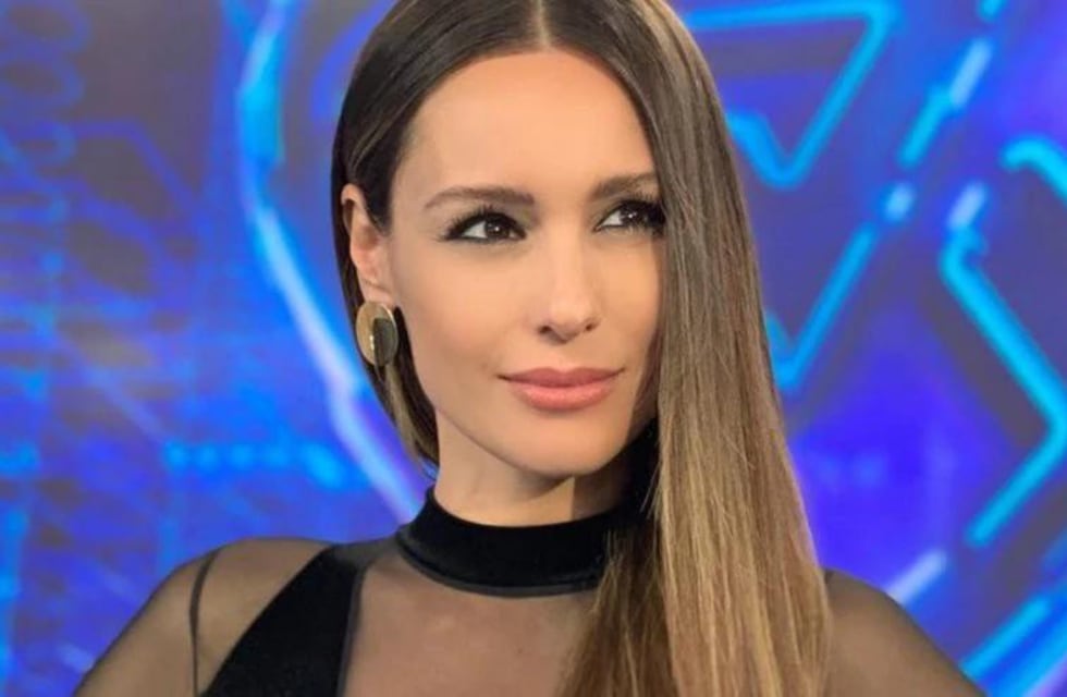 Plumas y mucho azul: Pampita deslumbra en la televisión uruguaya con un look elegante y sensual