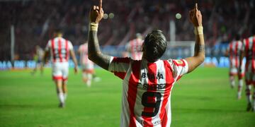 El Diablito Suárez puso arriba a Instituto frente a Argentinos Juniors en Alta Córdoba (Nicolás Bravo / La Voz).