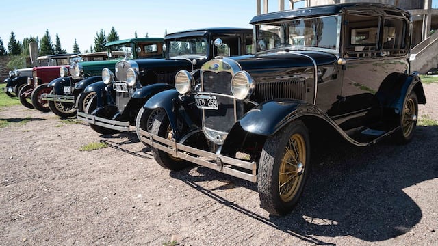 En Alvear se realizó el segundo Encuentro de Autos y Motos antiguos.