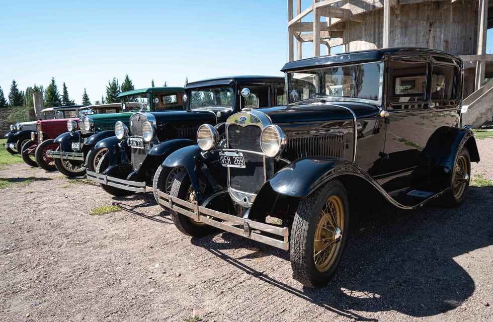 Una mirada al siglo XX a través de una exposición única de autos y motos antiguos