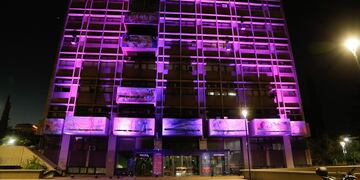 Durante la noche de este jueves el edificio de la Municipalidad de la Ciudad de Mendoza se iluminó de violeta en el marco del Día Internacional contra la Violencia hacia la Mujer. Gentileza MCM