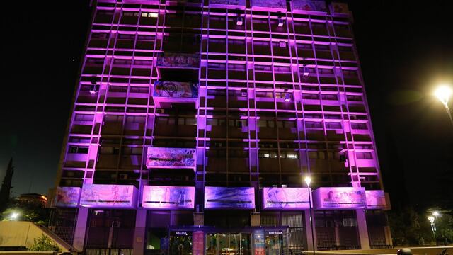 Durante la noche de este jueves el edificio de la Municipalidad de la Ciudad de Mendoza se iluminó de violeta en el marco del Día Internacional contra la Violencia hacia la Mujer. Gentileza MCM