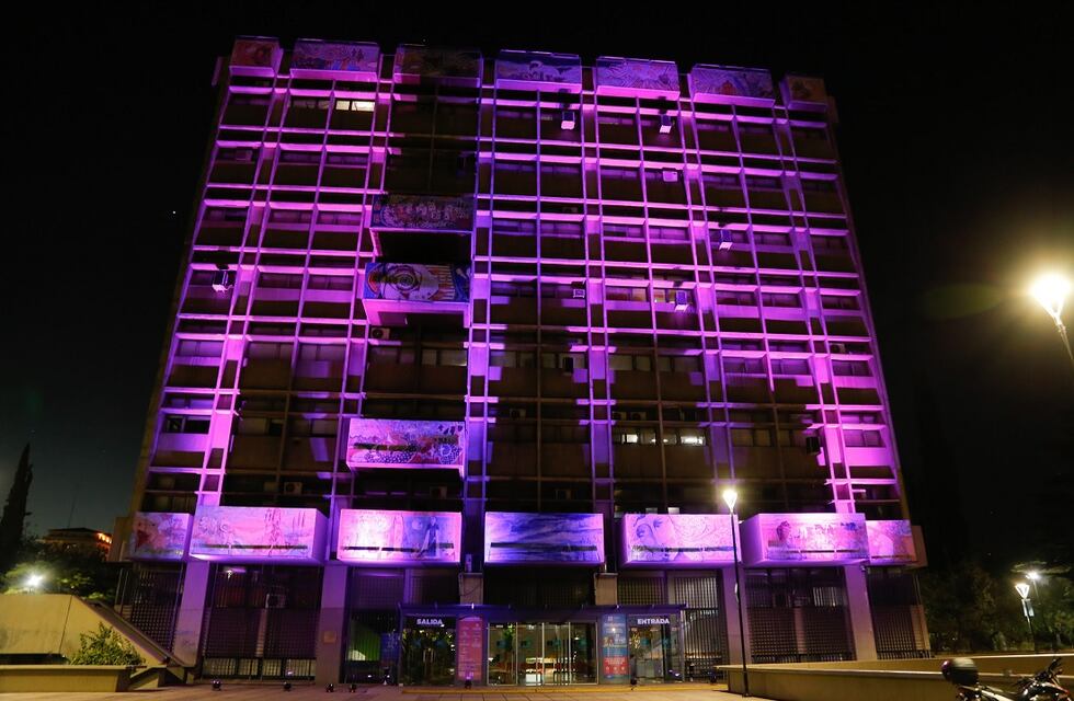 La Municipalidad de la Ciudad se iluminó de violeta para visibilizar la lucha contra la violencia contra la mujer