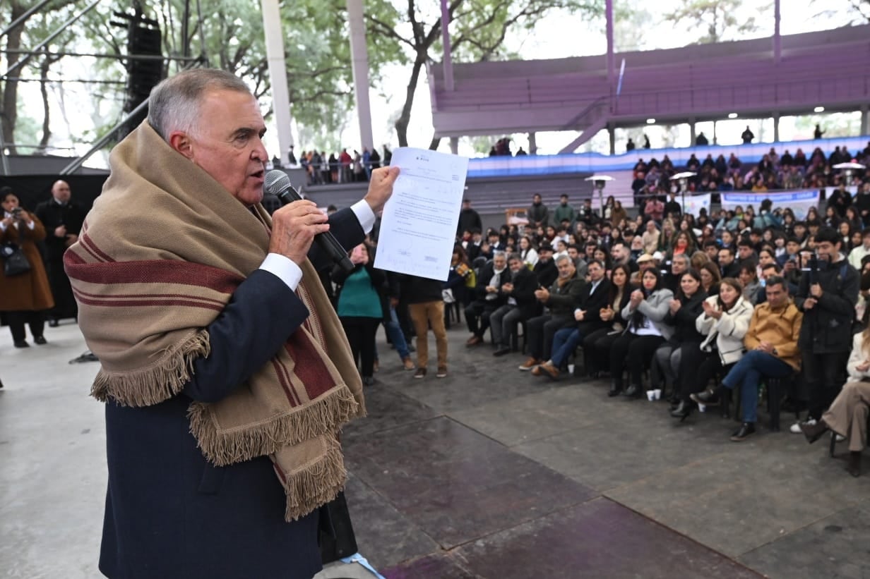 El Gobernador celebró la promulgación de la Ley 9966 ante cientos de jóvenes que debatieron propuestas para una Agenda Legislativa Joven.