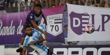 A Racing se lo dieron vuelta en Campana. Marcio Gómez no pudo hacer nada en la derrota (@VillaDalmineOK).