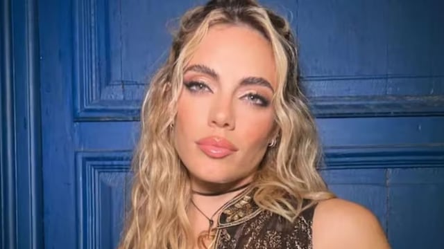 Emilia Attias apostó por el color de la temporada para un jugado look y su escote pronunciado se llevó el protagonismo