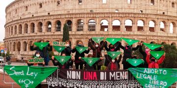 En Italia, frente al Coliseo romano se reunieron para mostrar los pañuelos verdes en apoyo a la legalización del aborto en Argentina.