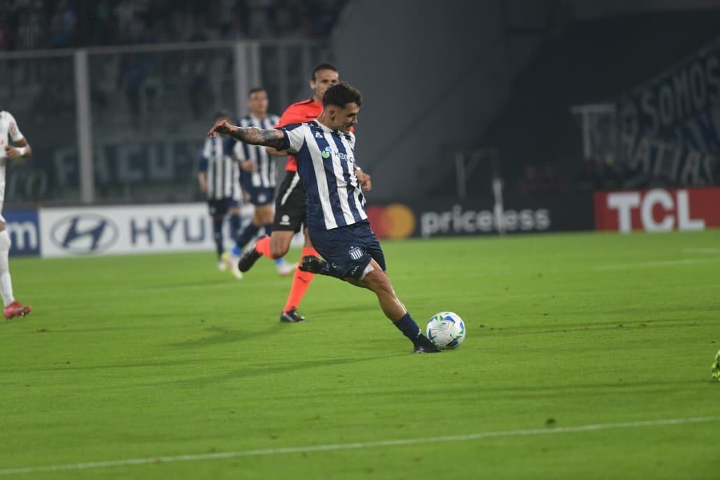 Rubén Botta metió el 1-0 de Talleres ante Alianza Lima en el estadio Mario Alberto Kempes. (Javier Ferreyra / La Voz)