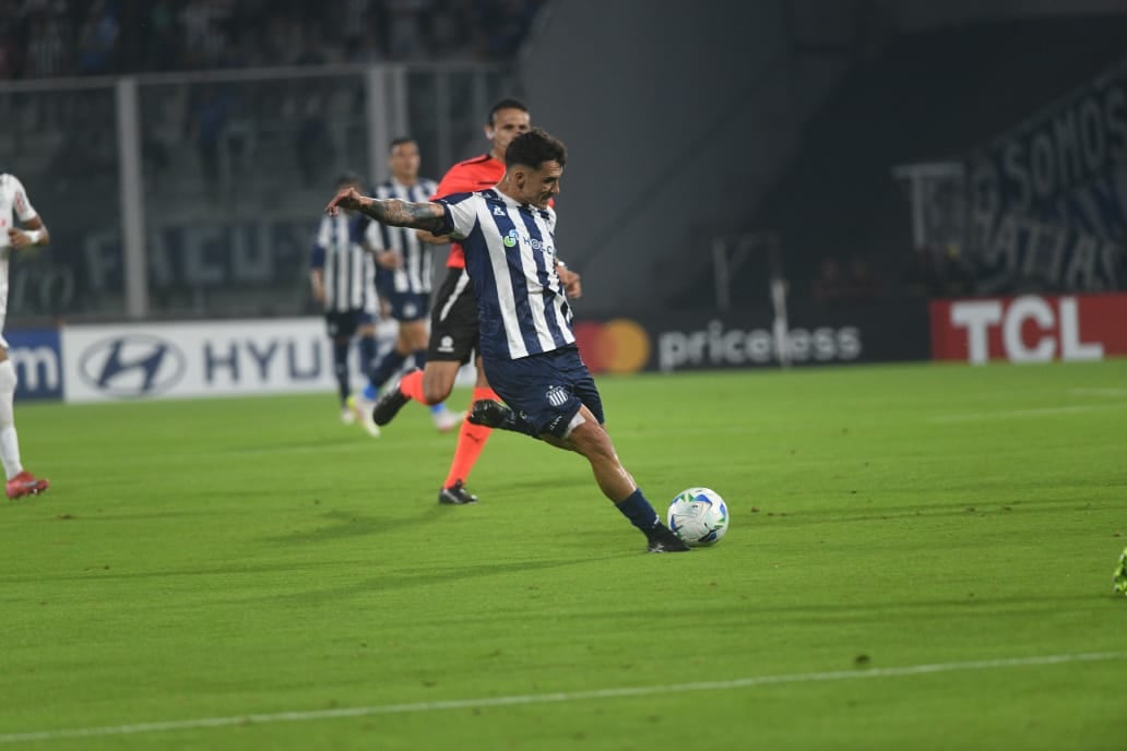 Rubén Botta metió el 1-0 de Talleres ante Alianza Lima en el estadio Mario Alberto Kempes. (Javier Ferreyra / La Voz)