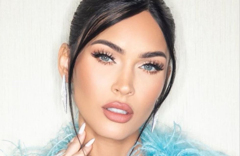 La vez que Megan Fox conquistó con una falda tubo naranja y un crop top amarillo