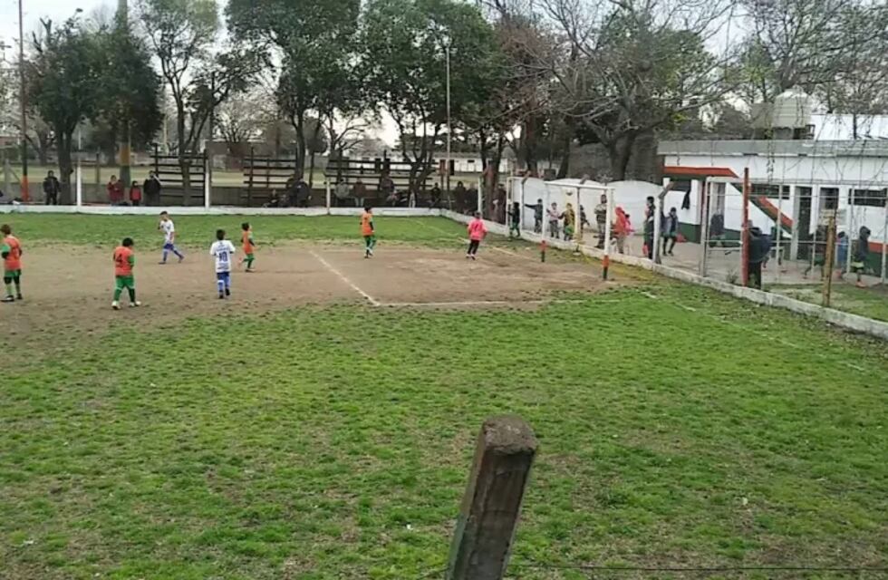 Violencia en el fútbol infantil de Rosario: una mujer ingresó a la cancha para agredir a uno de los jugadores