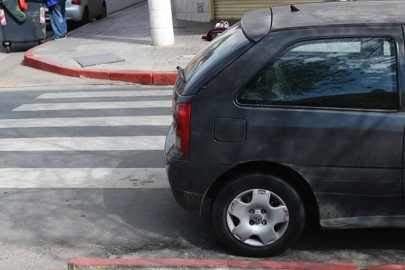 Autos mal estacionados en el centro de la ciudad de Córdoba. (Ramiro Pereyra/La Voz)