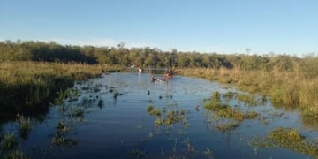 Profundidad: buscan a un joven que desapareció dentro de una laguna.