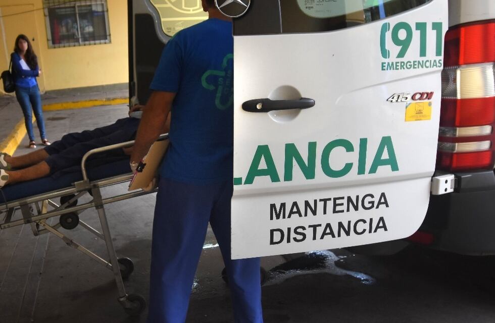 Descuido en Bariloche: se abrieron las puertas de una ambulancia y un paciente en camilla cayó al asfalto