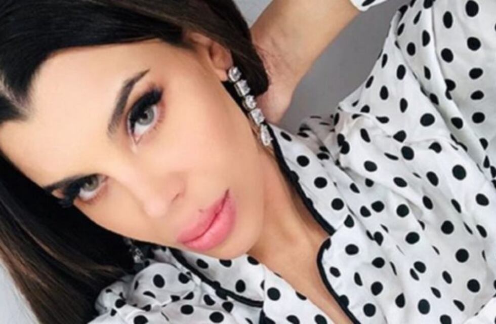 Las sensuales fotos de Charlotte Caniggia con bikini y zapatos de taco aguja en la playa