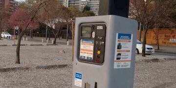Desde el martes rige el estacionamiento medido en la playa del Centro Cultural Parque de España\u002E (Twitter)