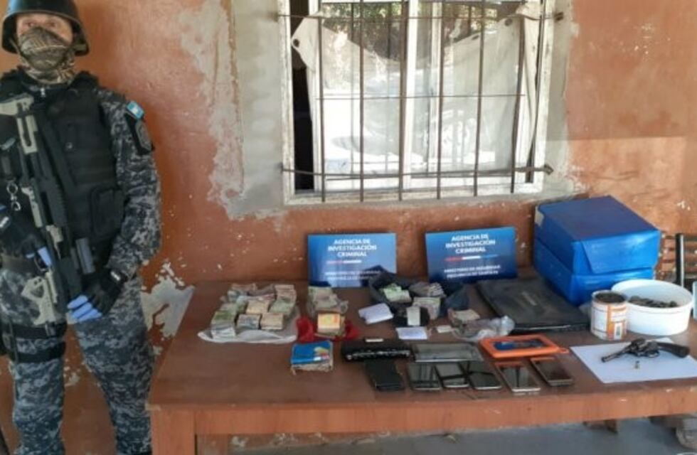 Allanamientos en zona oeste: cuatro detenidos, secuestro de armas y dinero