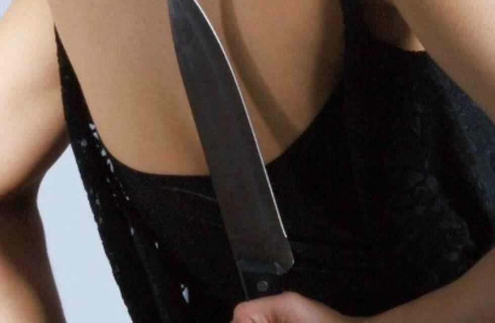 Una madre apuñaló a tres hombres que violaban a su hija: mató a uno e hirió a dos