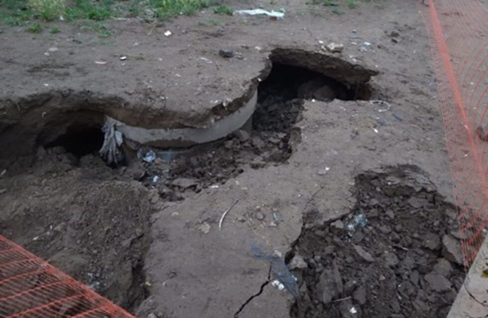 Enorme cráter en un barrio de Bahía Blanca