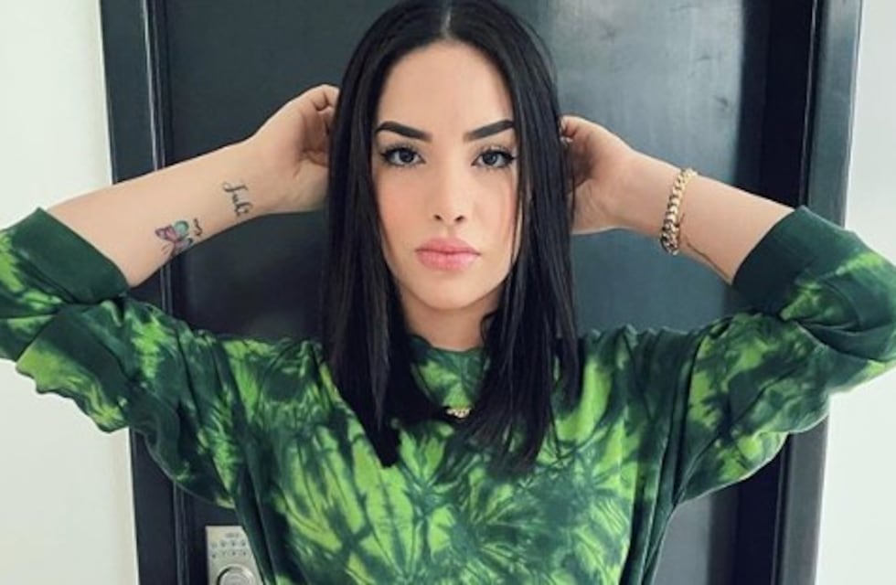 Kimberly Loaiza se mostró en bikini y con el pelo totalmente rosa