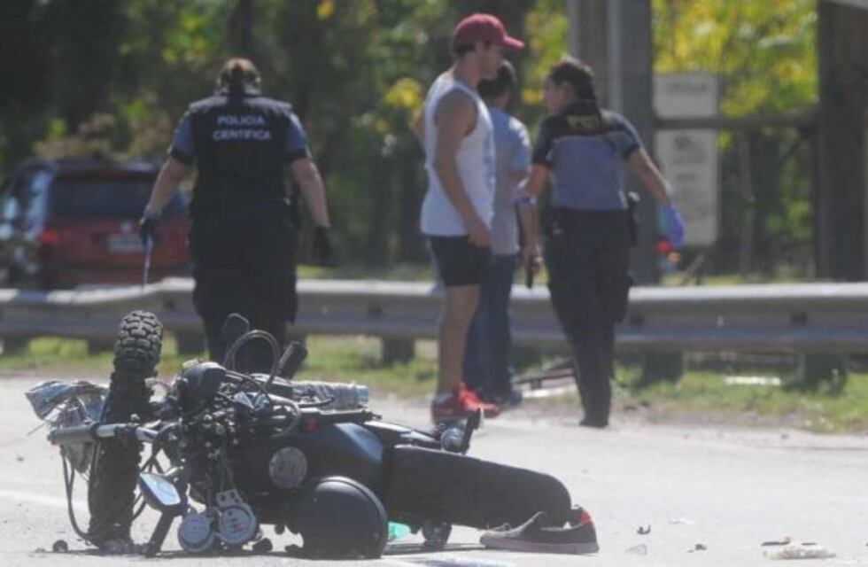 Un motociclista chocó contra un auto y murió en San Martín