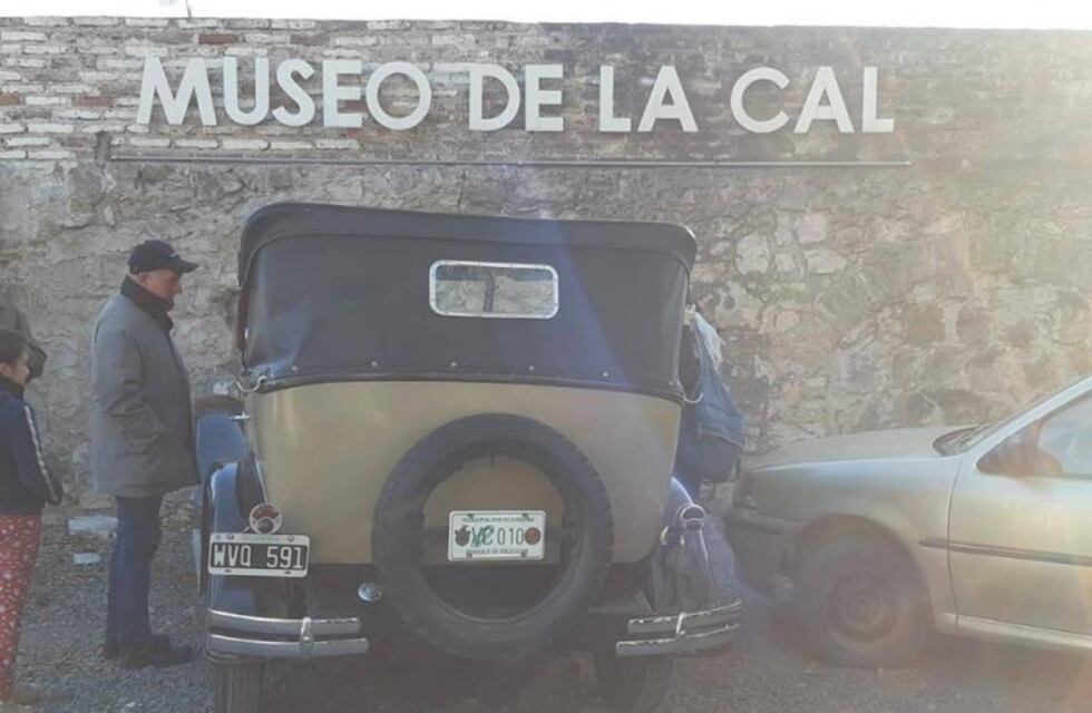Exposición de autos antiguos en el Museo de La Calera