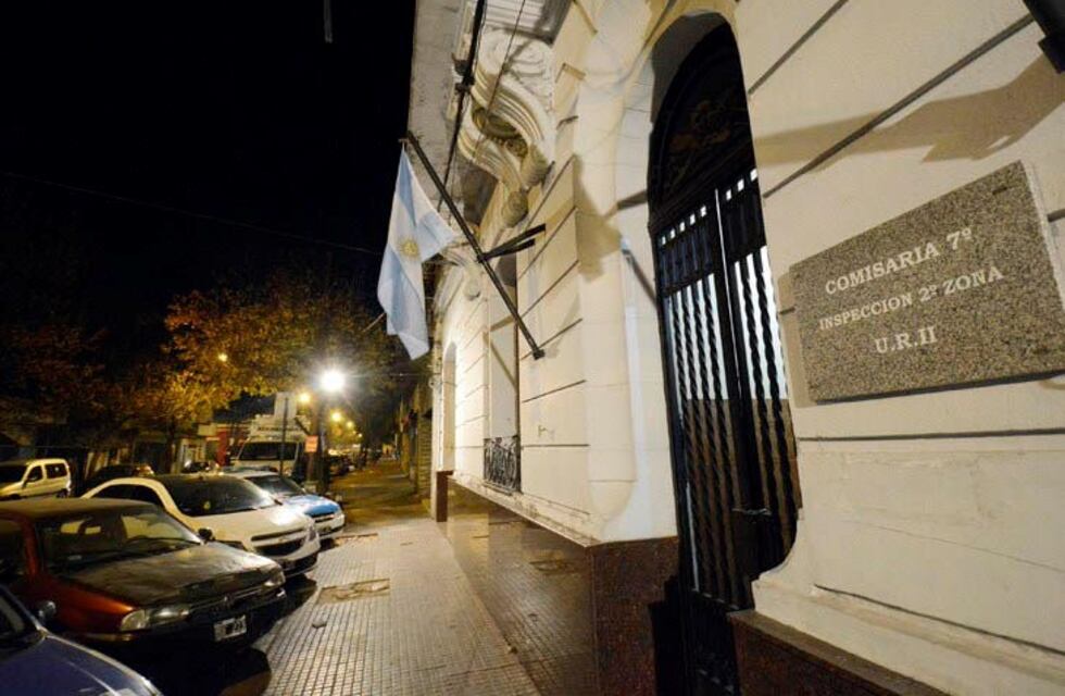 Un prefecto circulaba borracho y a los tiros frente a una comisaría