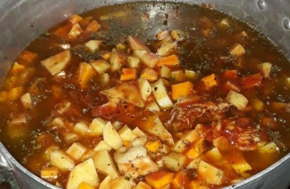 Dos vecinos llevan adelante una ''olla ambulante'' en Bariloche