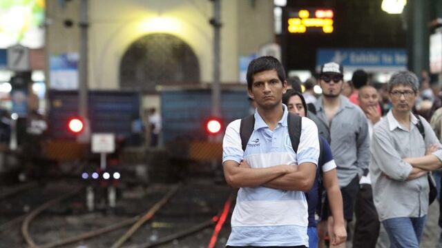 BUENOS AIRES 17/02/2016, EL SERVICIO ELu00c9CTRICO DE TRENES DE LA Lu00cdNEA ROCA, SE ENCUENTRA SUSPENDIDO ESTA MAu00d1ANA POR UN CORTE DE ENERGu00cdA. FOTO: DYN/ALBERTO RAGGIO. buenos aires servicio electrico ferrocarril roca suspendido por corte de luz sin servicio linea roca pasajeros estacion espera corte energia