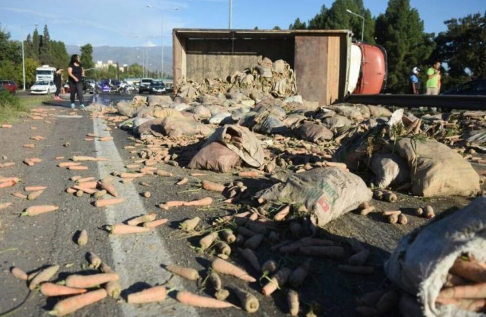 Vuelco en el Acceso Este de camión cargado con zanahorias