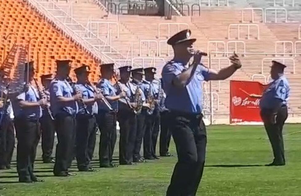Mirá el policía que hizo vibrar el estadio Malvinas cantando cumbia