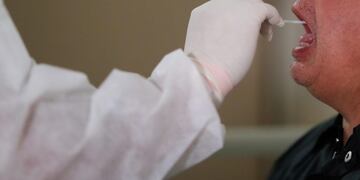 Un especialista realiza una prueba de COVID-19 en el Hospital de Agudos de Ezeiza, en la Provincia de Buenos Aires. (Foto: EFE/Juan Ignacio Roncoroni)