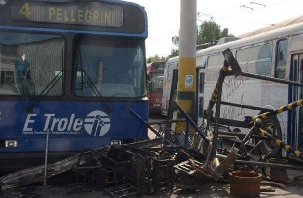 Polémica con Transporte de Mendoza por el remate de 17 troles y 16 colectivos