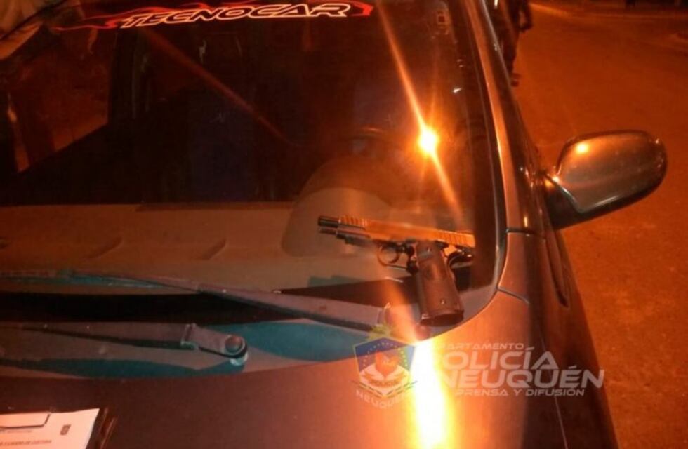 Discutían en plena calle de Neuquén con un arma en la mano