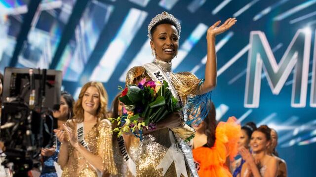 08 December 2019, US, Atlanta: Zozibini Tunzi (C), Miss South Africa 2019, is crowned as Miss Universe 2019 at the end of The Miss Universe beauty Competition at Tyler Perry Studios\u002E Photo: -/Miss Universe Organization via ZUMA Wire/dpa
