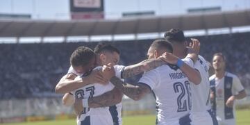 Tomás Pochettino comparte la alegría del gol con Nahuel Bustos\u002E Este domingo buscarán repetir la conexión\u002E