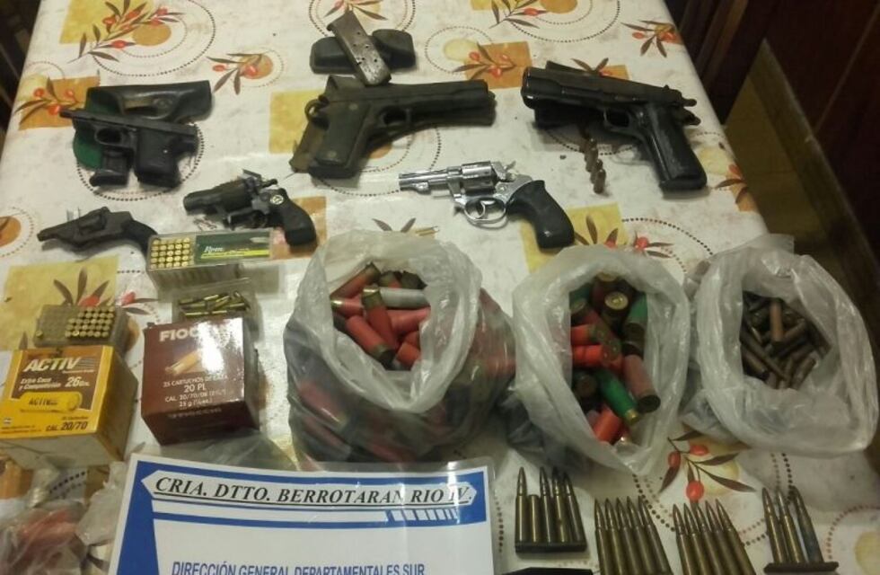 Se peleó con la vecina por unas gallinas y le descubrieron un arsenal