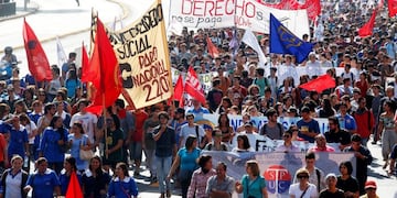 CH01\u002E SANTIAGO DE CHILE (CHILE), 22/03/2016\u002E- Miles de chilenos marchan hoy, martes 22 de febrero de 2016, durante el paro nacional convocado por la Central Unitaria de Trabajadores (CUT) en el centro de Santiago de Chile (Chile)\u002E El paro, que se replicará en las principales ciudades de regiones, también demanda el fin del sistema privado de pensiones, mejoras en la Sanidad Pública y una nueva Constitución para Chile, dijo a los periodistas  presidenta de la CUT, minutos antes del inicio de la manifestación\u002E EFE/Sebastián Silva santiago chile  paro nacional convocado por la Central Unitaria de Trabajadores reclaman fin del sistema privado de jubilacion manifestantes huelga general