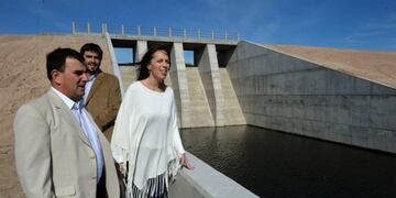 Foto Archivo: Vidal, Bertellys y Galli en la inauguración de la represa La Isadora