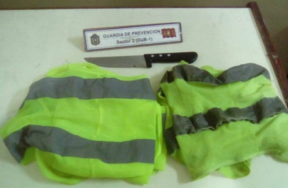 Cuidacoches truchos lo amenazaron con un cuchillo para cobrarle